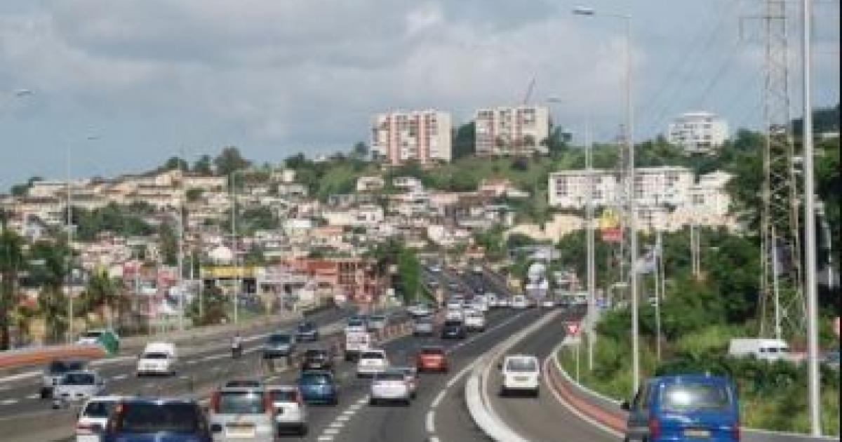    





La circulation est dense sur l'autoroute ce mercredi à midi




