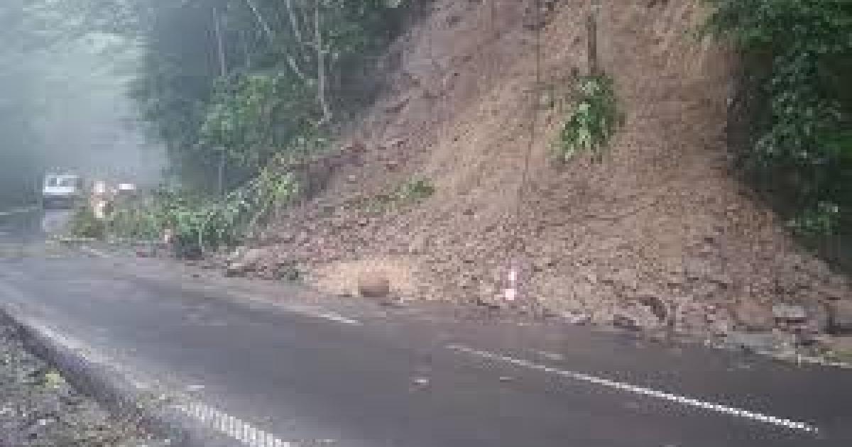Un éboulement perturbe la circulation à Bouillante