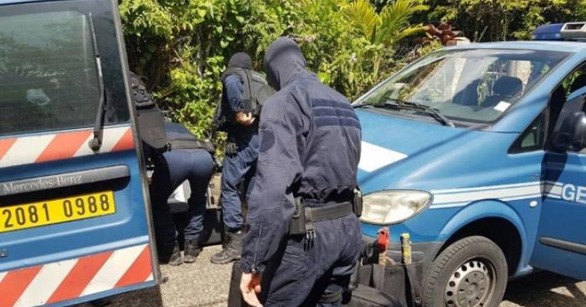 Deux individus tirent sur des gendarmes à Saint-Joseph