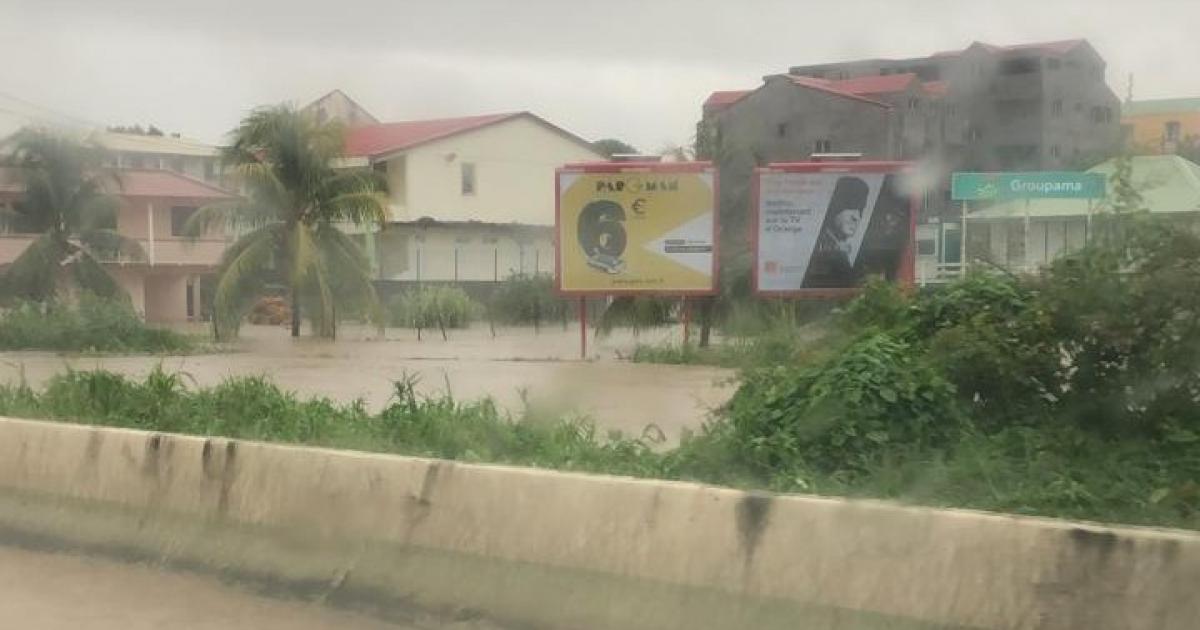 Vigilance orange : la RN5 à Rivière-Salée inondée