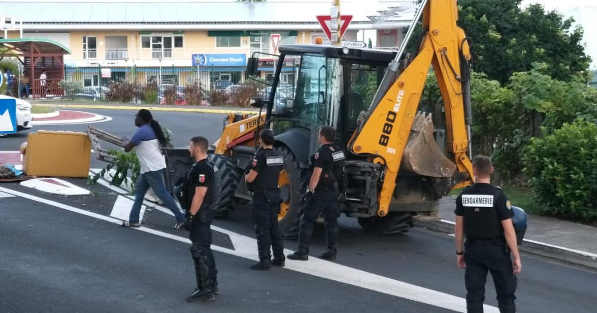 Les gendarmes procèdent à la levée des barrages à Baie-Mahault
