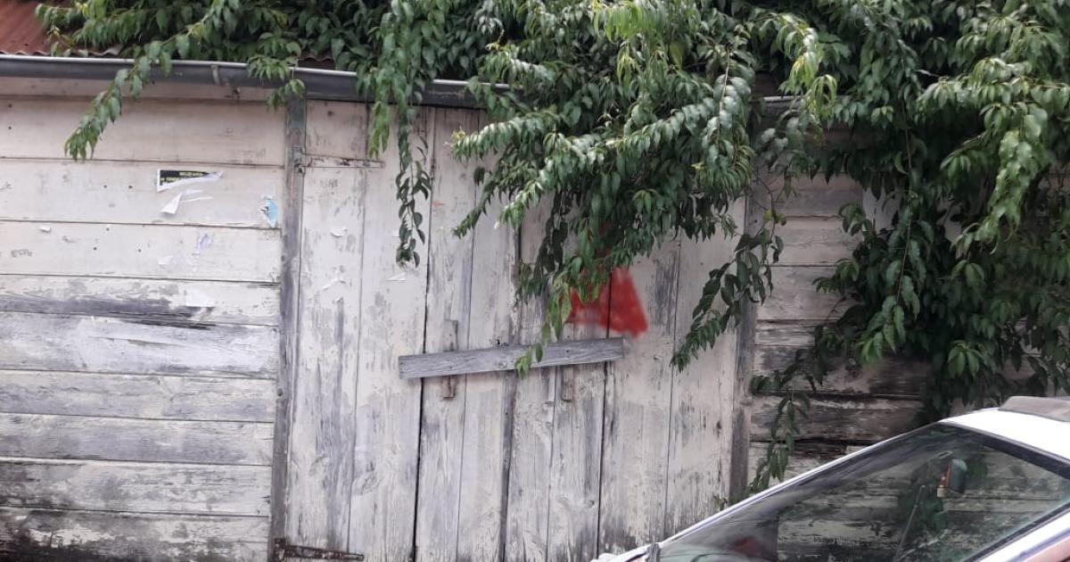 Des maisons taguées d'un triangle en rouge à Grand Bourg
