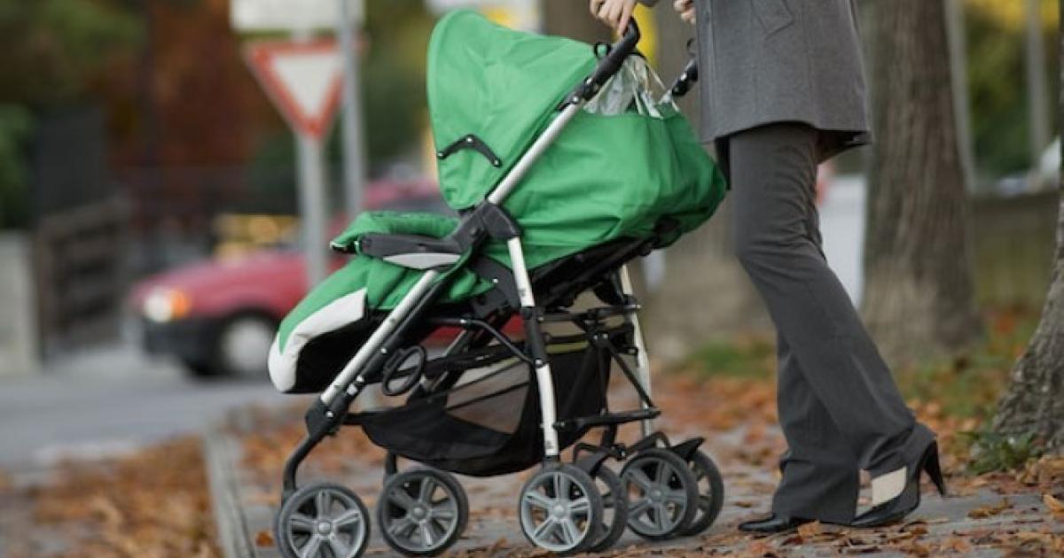 Un chauffard percute une femme avec un bébé dans une poussette