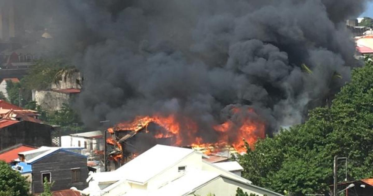 Spectaculaire incendie en cours à Pointe-à-Pitre (vidéos)