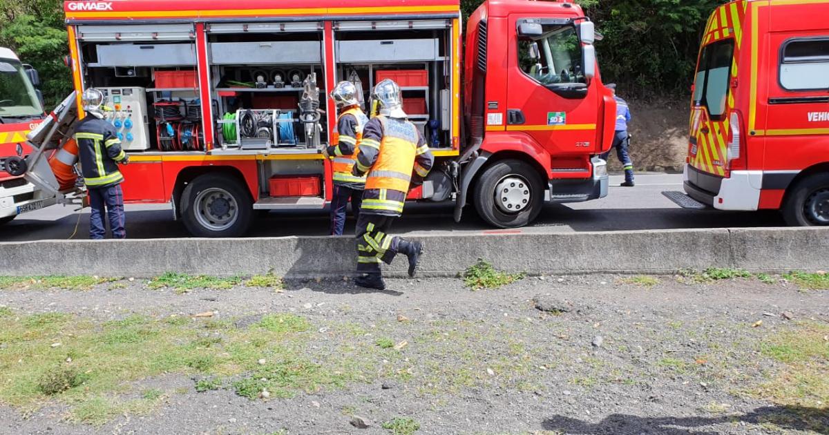 20 épaves de véhicules ont brulé sur le parking d’un garage à Sainte-Rose
