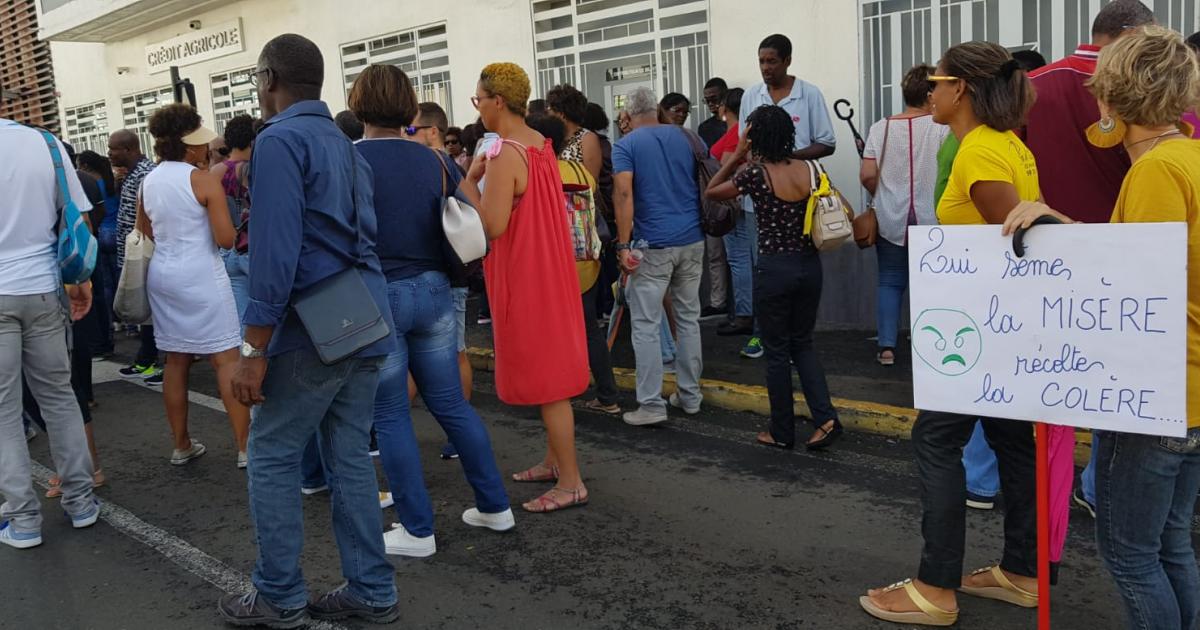 Enseignants et personnels de l'éducation mobilisés devant la préfecture