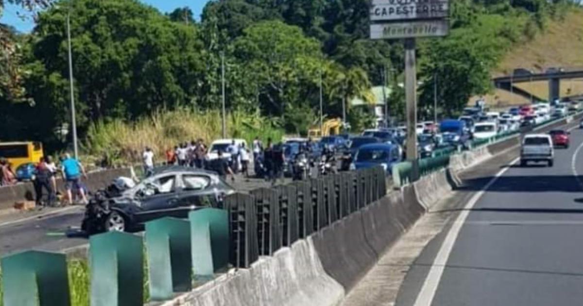Accident sur la rocade à Petit-Bourg : un jeune homme éjecté