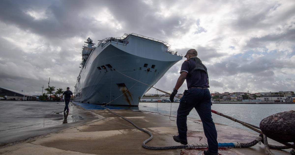 Le porte-hélicoptère Dixmude quitte les Antilles