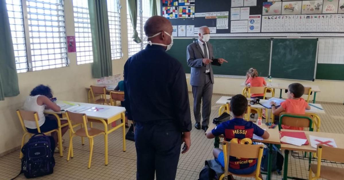 Le Recteur se rend dans une des écoles d'accueil au Lamentin