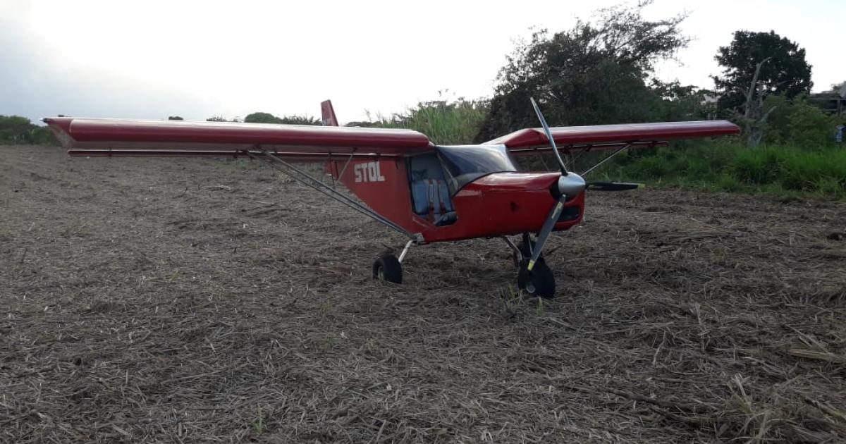 Un petit avion se pose en urgence dans un champ à Marie-Galante