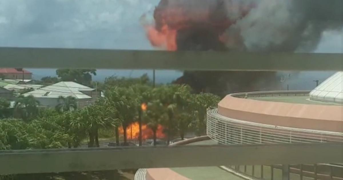 Un véhicule prend feu devant le Conseil Régional