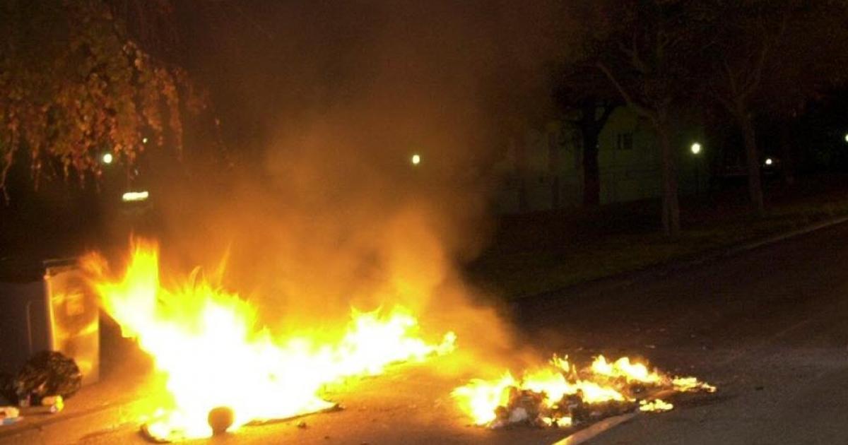 Des riverains mettent le feu aux ordures non ramassées
