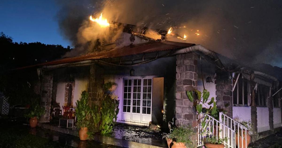 Une maison en bois emportée par les flammes à Gourbeyre