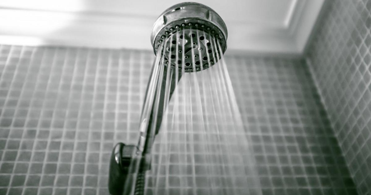 Privée d'eau, elle se douche dans une entreprise et se fait agresser