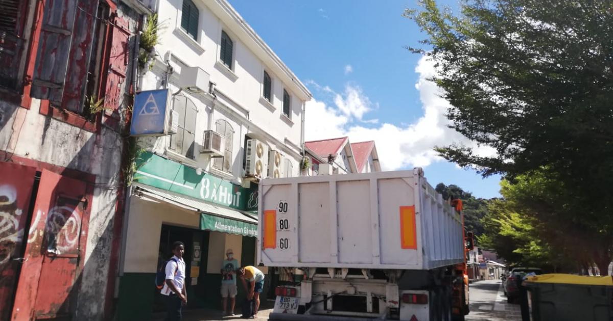     





Saint-Pierre : circulation interdite sur la RD10 traversant la ville aujourd'hui




