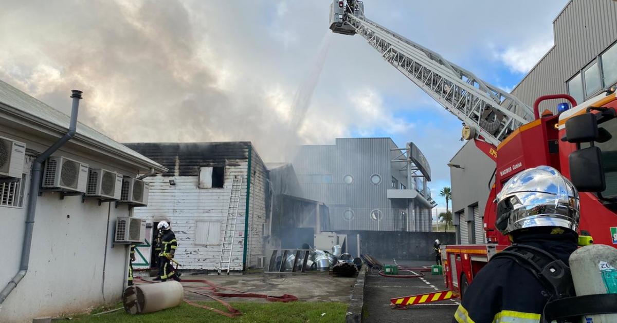 Incendie à Jarry : la circulation est toujours très perturbée sur la RN1
