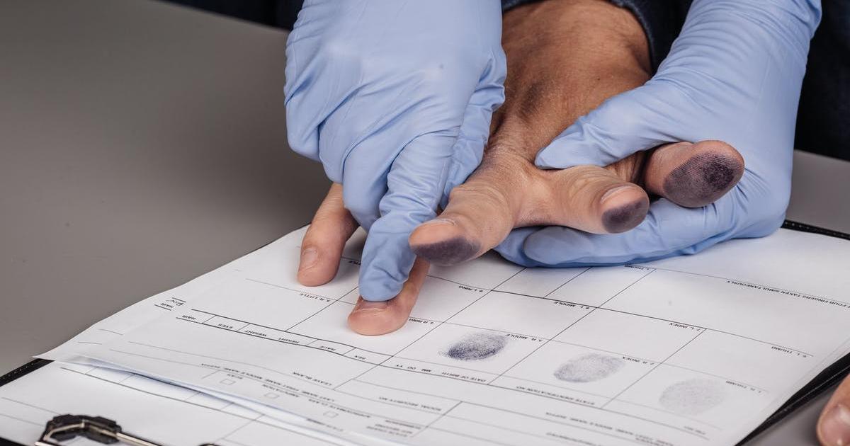 Un suspect violent connu sous 8 identités différentes