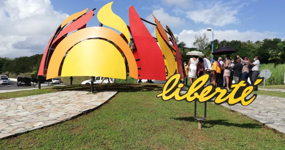 La sculpture des « flammes de la liberté » inaugurée à Trinité