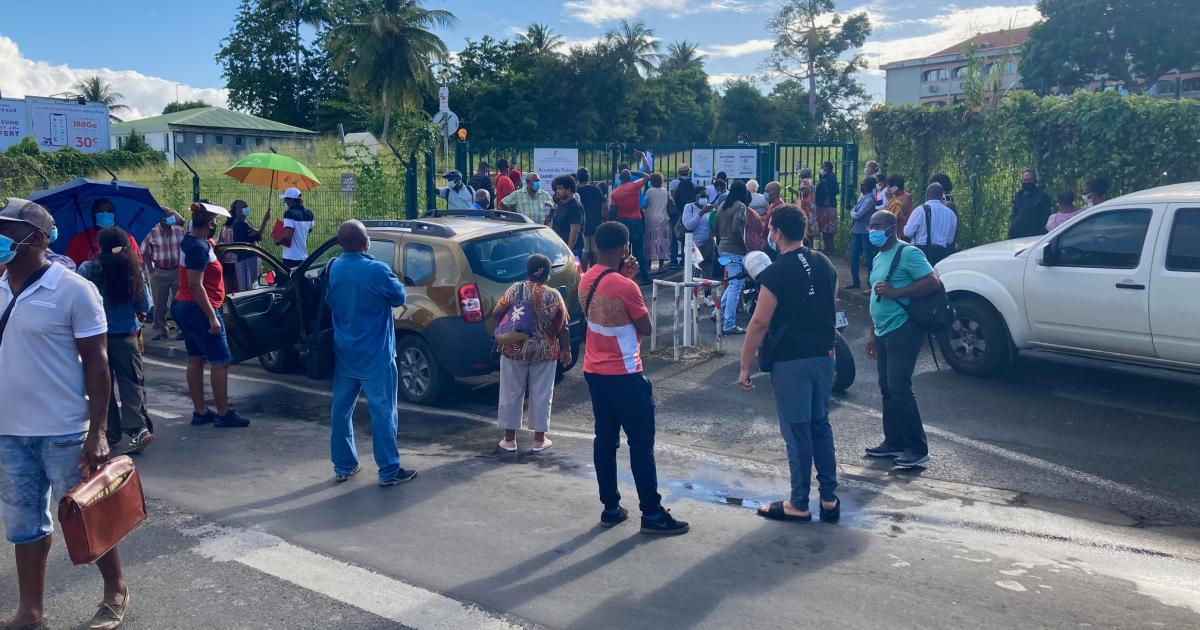Blocage routier devant les impôts suite à un mouvement d'usagers