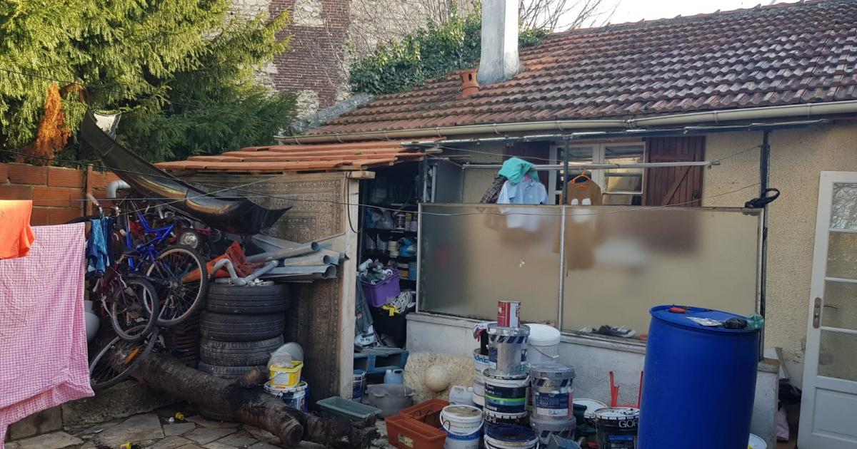     





Sa maison occupée contre son gré, une Martiniquaise campe dans le garage de ses amis




