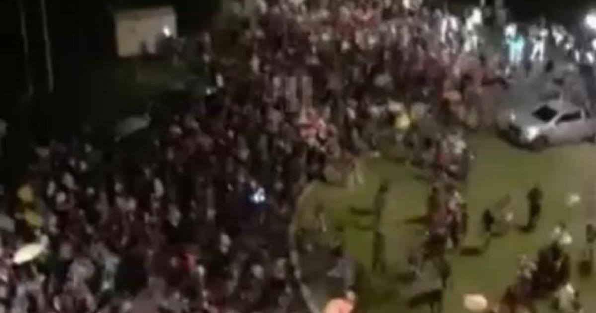     





[VIDEO] Des centaines de carnavaliers rassemblés en vidés non autorisés




