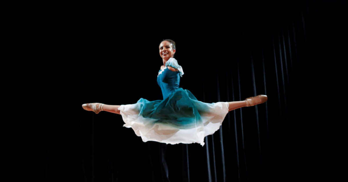 Vitória Bueno Boche, jeune ballerine brésilienne née sans bras, inspire les réseaux sociaux