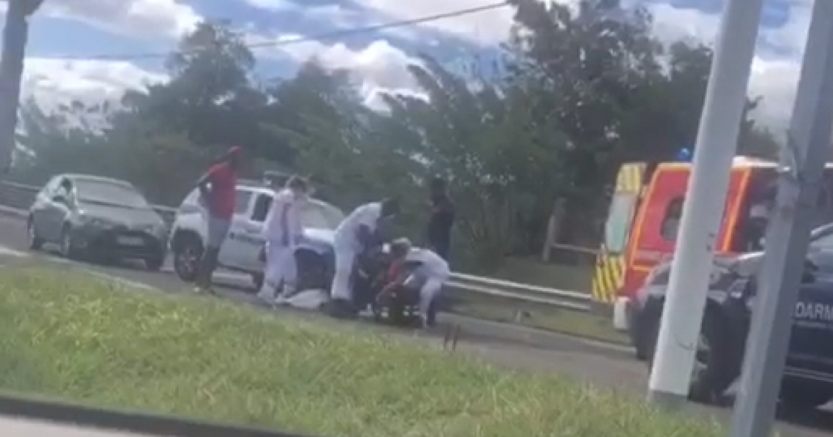 Une collision entre une voiture et une moto fait un blessé léger