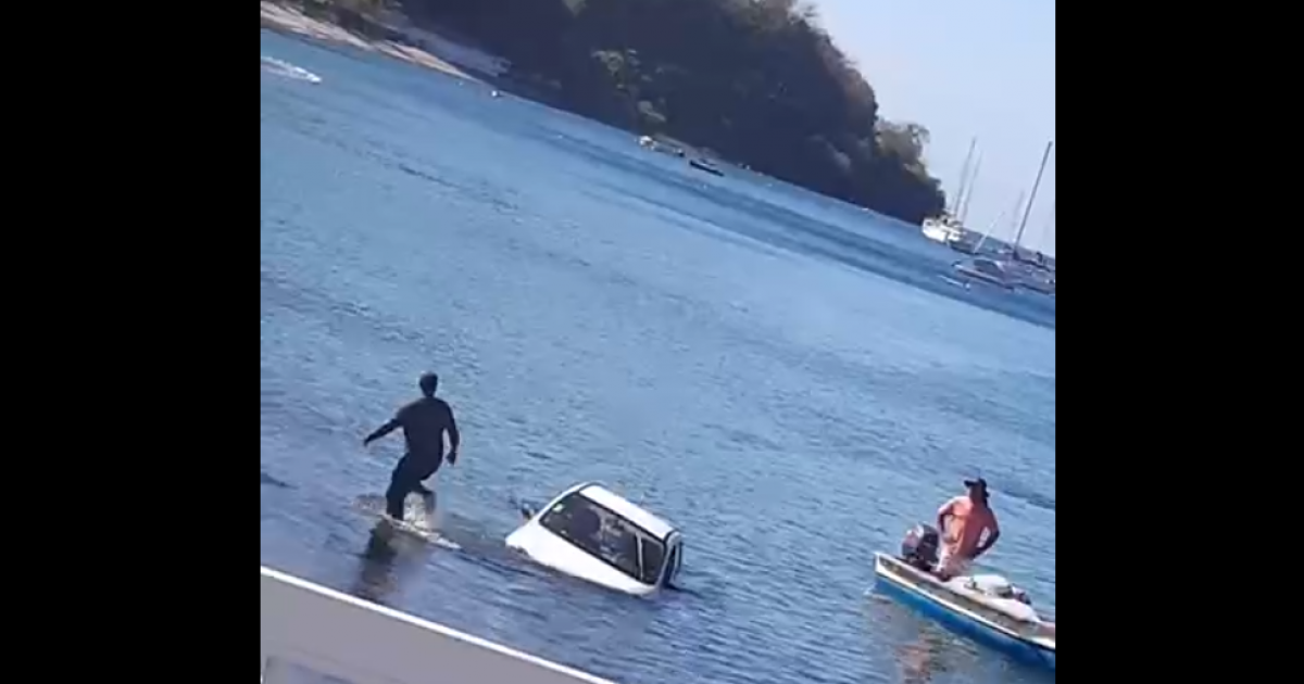     





[VIDEO] Une voiture se retrouve dans la baie de Saint-Pierre




