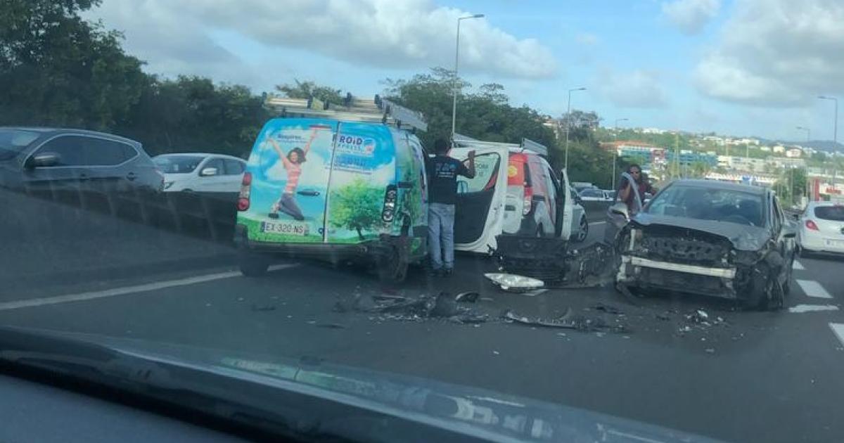Une collision entre trois voitures fait deux blessés légers