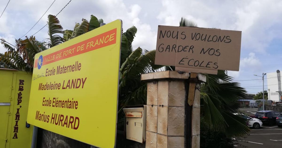 Des parents d'élèves mobilisés contre la fermeture de deux écoles à Fort-de-France