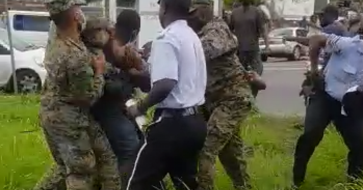     





[VIDEO] Un mouvement de protestation des chauffeurs de bus dégénère à la Dominique




