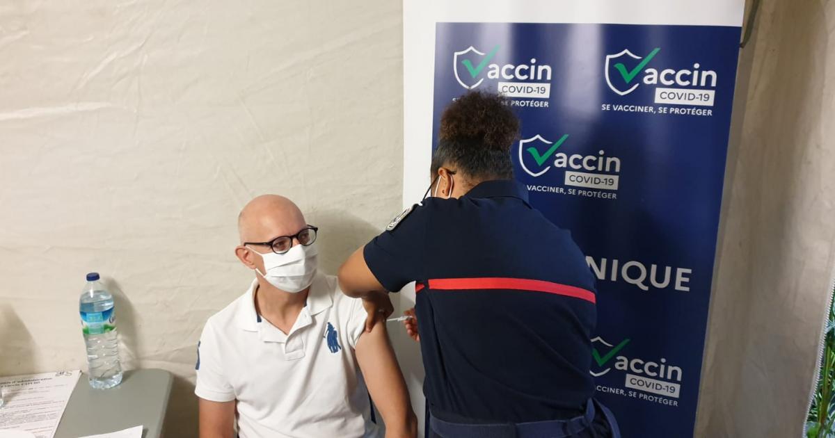Vaccination ouverte à tous : le Préfet reçoit sa première dose