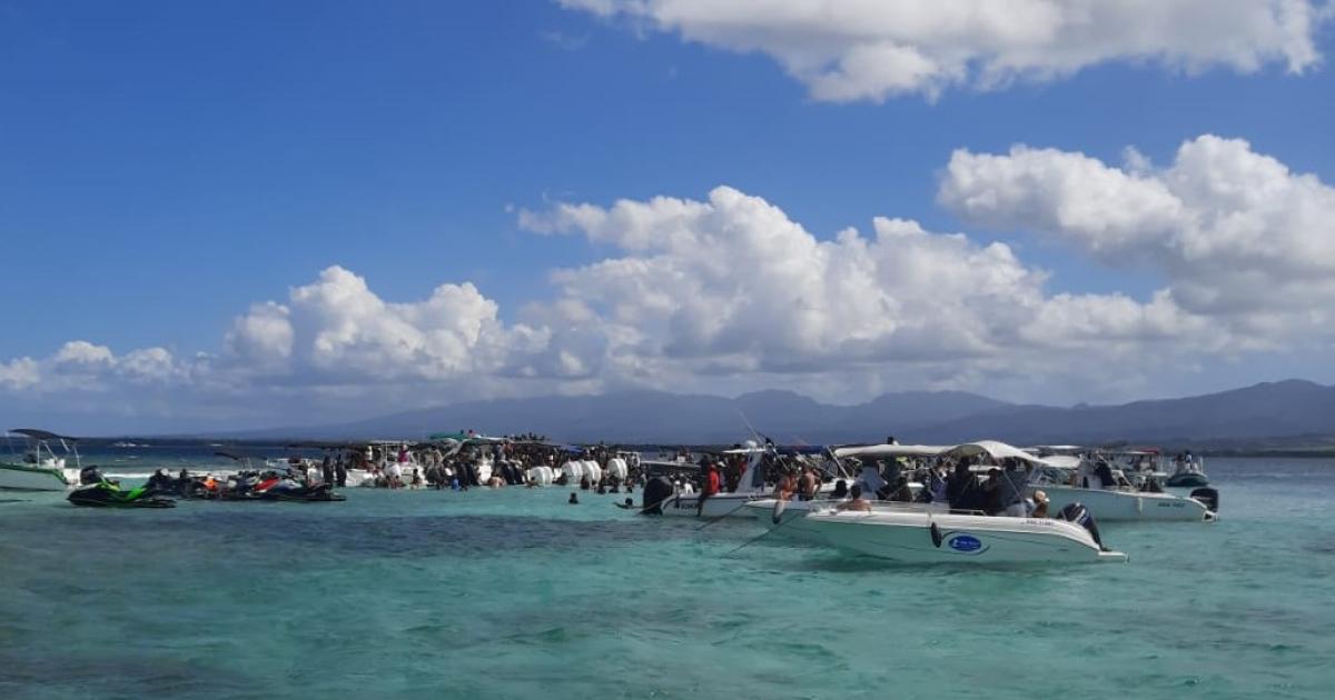 Des centaines de personnes dans une fête nautique au large de Sainte-Rose