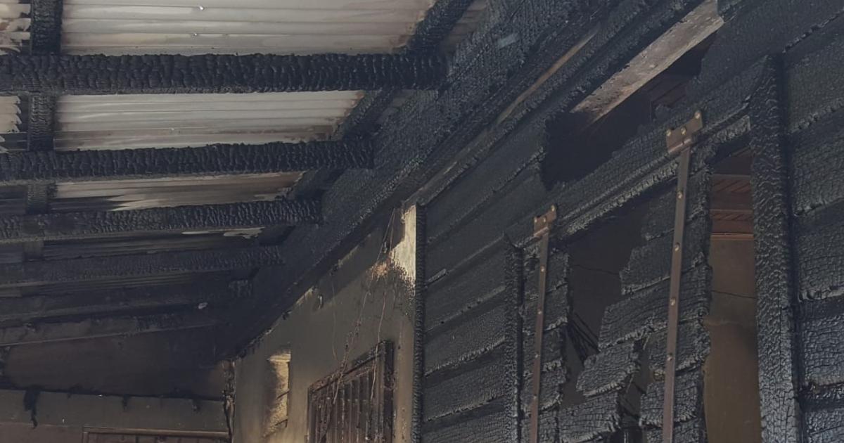 Une habitation ravagée par les flammes à Saint-François