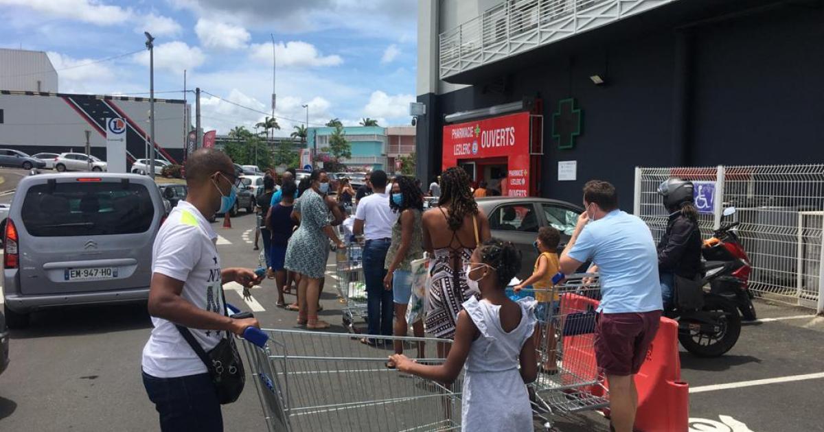     





[VIDEO] De longues files d'attente devant les magasins d'alimentation ce matin




