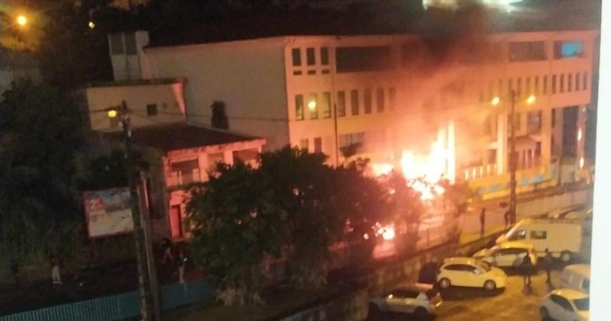 Violents affrontements à Fort-de-France entre les forces de l'ordre et des manifestants contre les mesures sanitaires