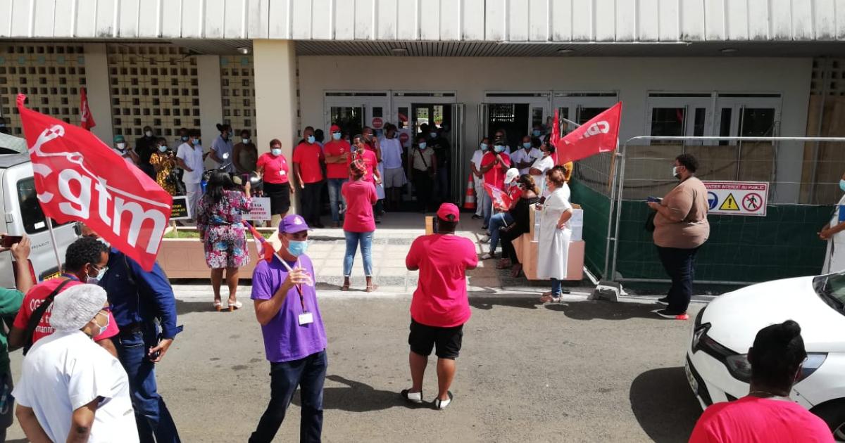 Manifestations contre le pass sanitaire devant le CHUM