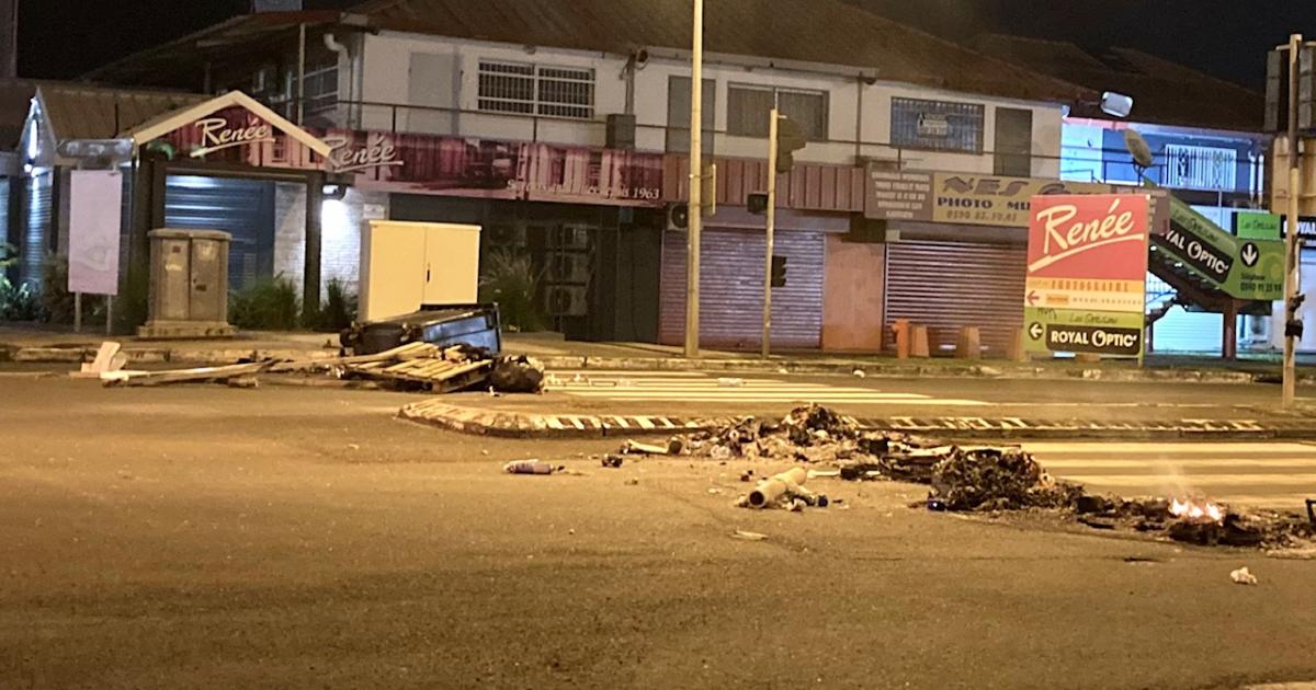 Une vingtaine de barrages enflammés dressés durant la nuit, deux pompiers blessés