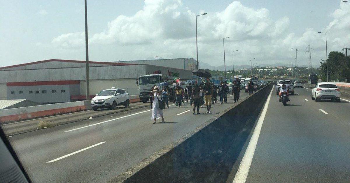 Des militants occupent l'autoroute : un policier blessé et trois manifestants interpellés