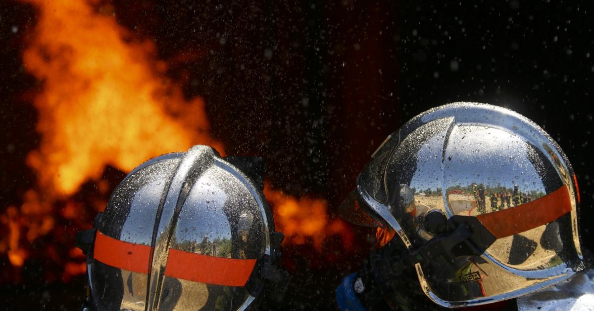 Un feu de garage mécanique se propage à une habitation