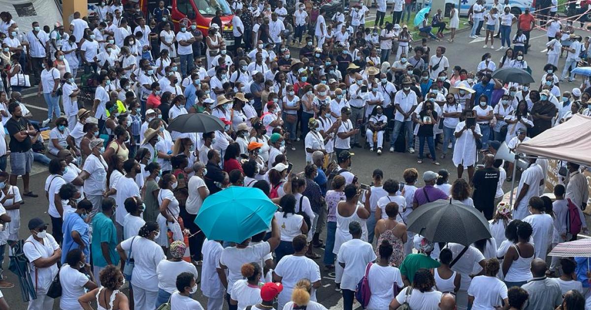 Opposition au passe sanitaire : des soignants rassemblés pacifiquement devant le CHU de Martinique