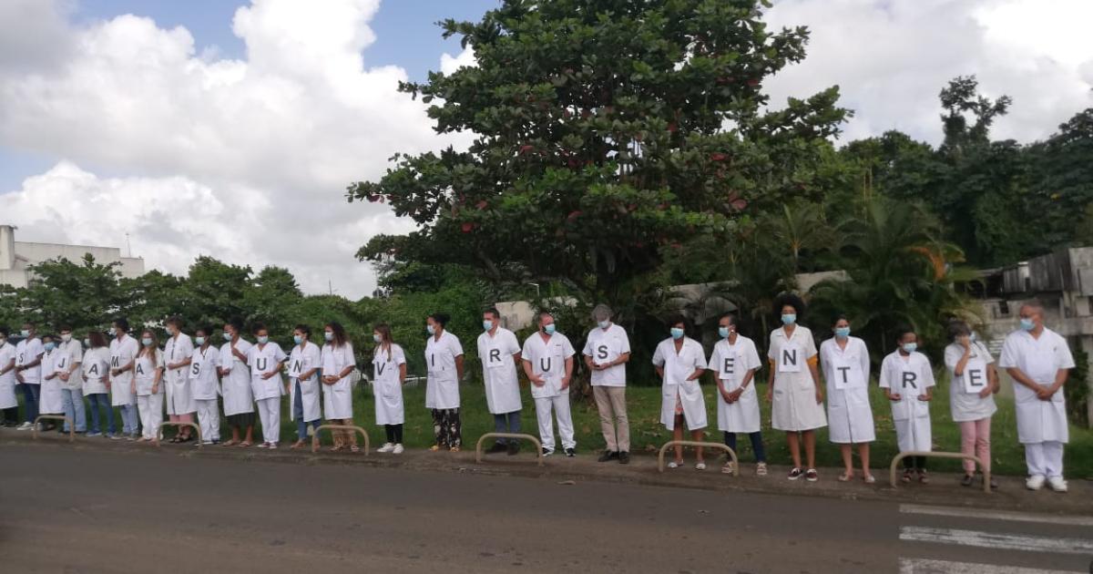 Des médecins du CHUM manifestent devant l'hôpital