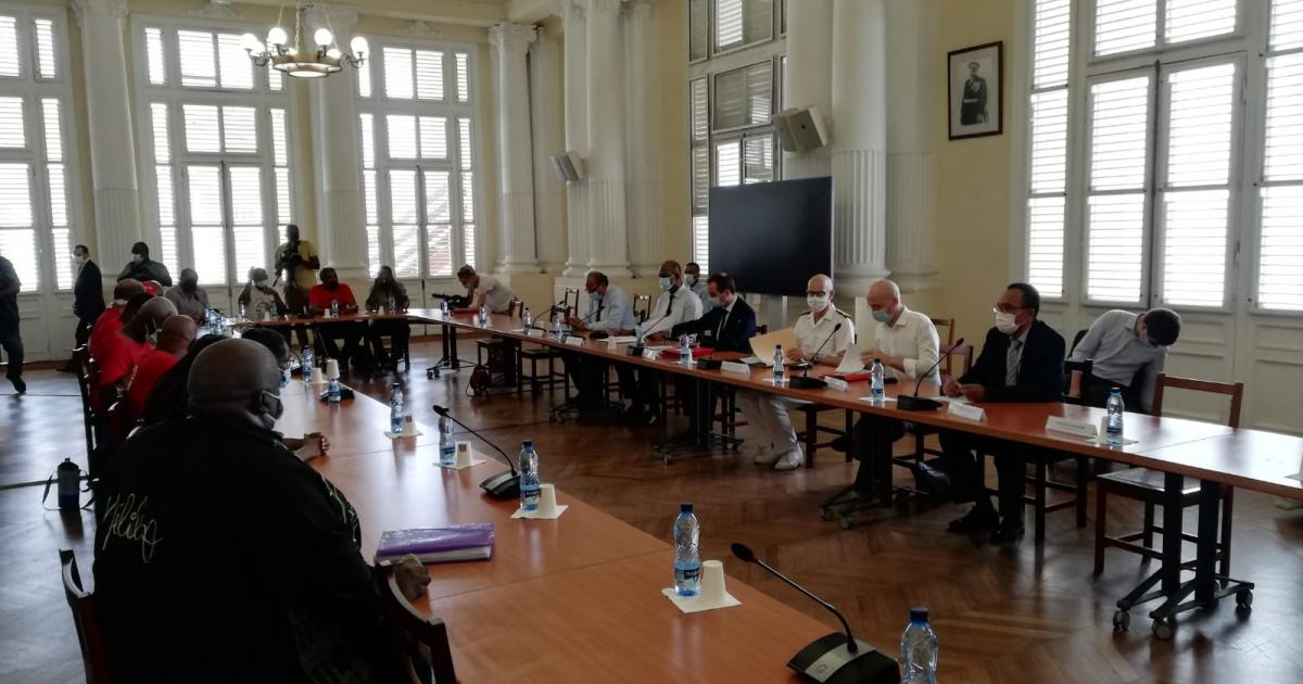 La rencontre entre l'intersyndicale et le ministre des Outremer vient de débuter