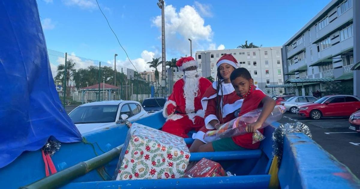     





[VIDEO] Un Père Noël itinérant en yole réjouit les enfants du quartier de Dillon




