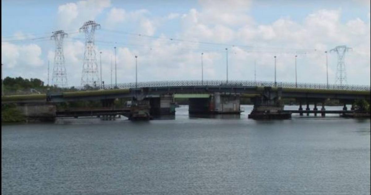 Un feu d'origine inconnue sous le pont de la Gabarre