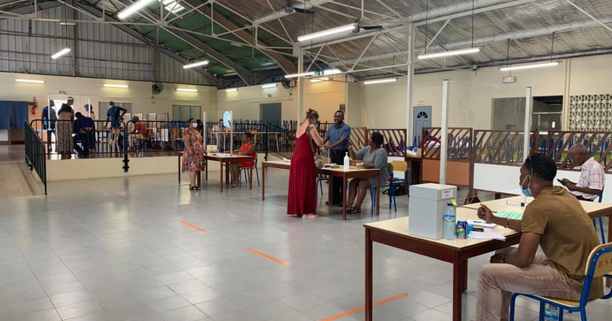     





[PHOTOS] Premier tour des législatives en Martinique : affluence timide dans les bureaux de vote ce matin




