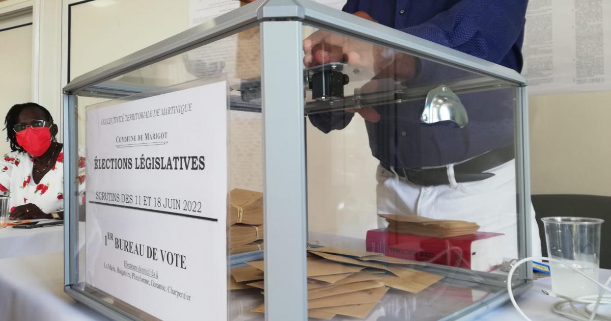     





[PHOTOS] Législatives 2022 : léger sursaut dans les bureaux de vote de Martinique 




