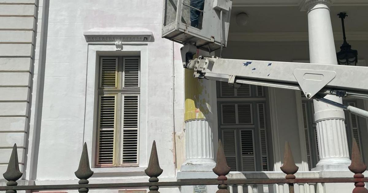 La préfecture de Martinique aspergée de peinture