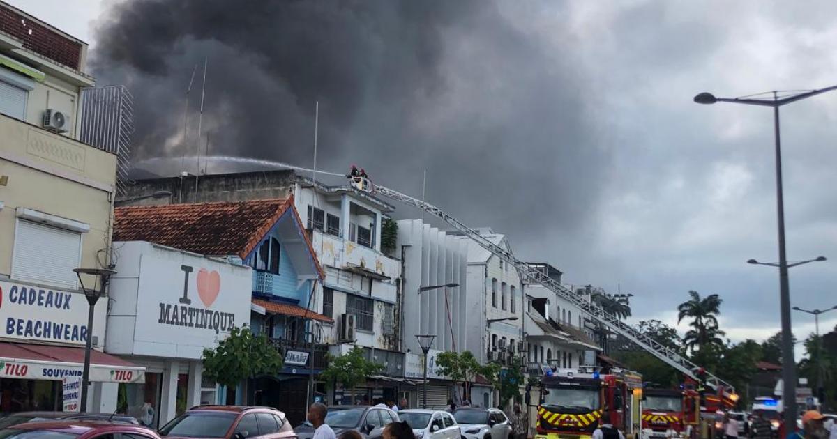 Un immeuble en feu au centre-ville de Fort-de-France