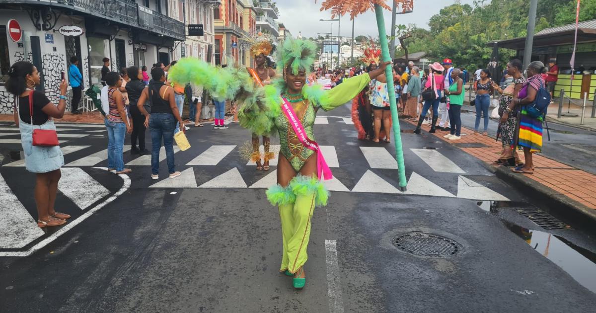     





[En images] Retour sur la parade des reines et mini-reines du carnaval





